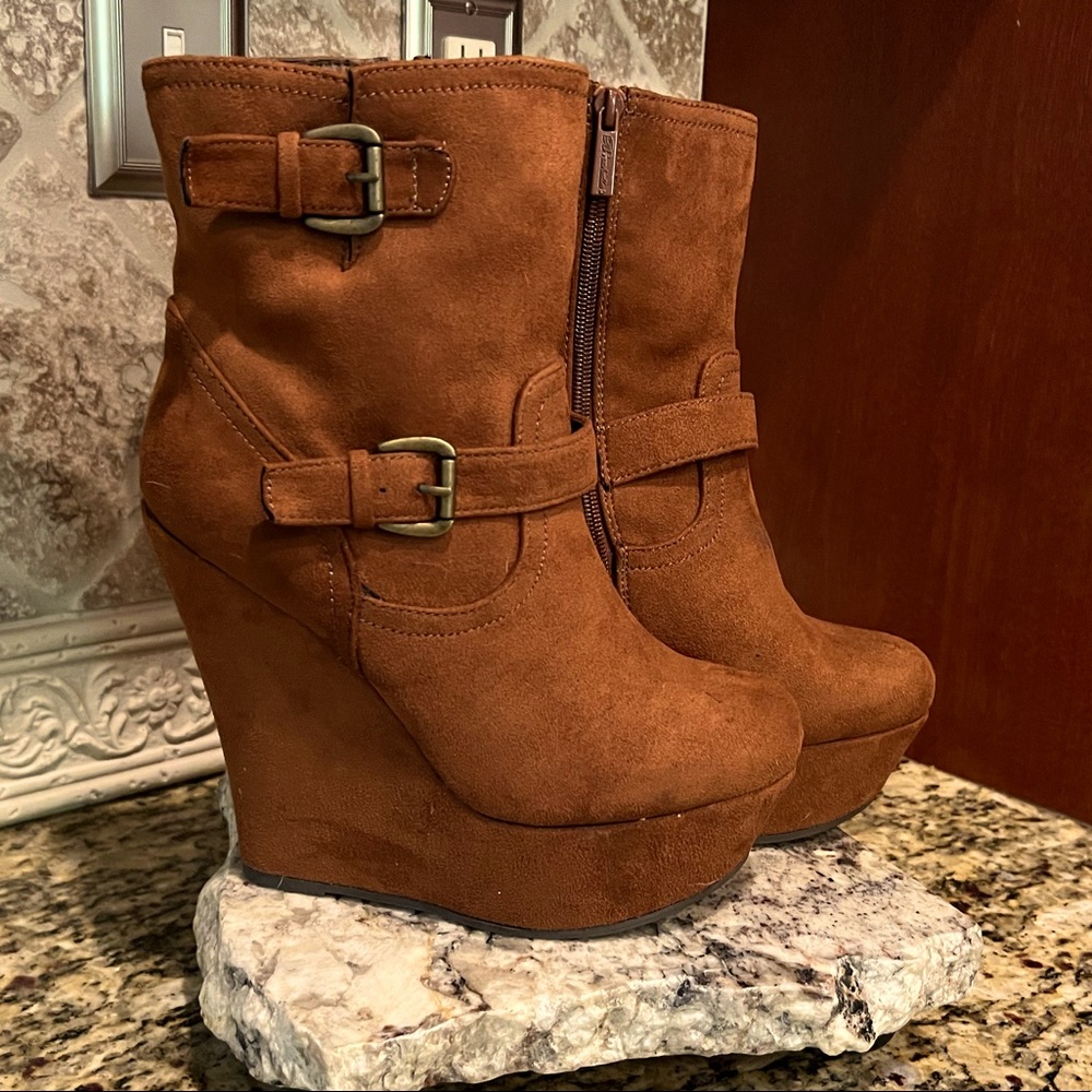 Women’s Breckelle Camel Faux Suede 5” Platform Wedge Size 8.5